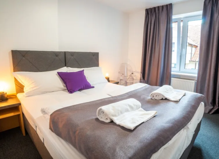Pokój hotelowy z łóżkiem i ręcznikami